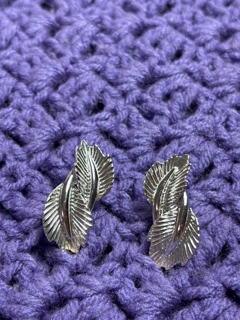 Vintage Coro Silvertone Leaf Earrings Clip On Screw Back 1 3/8 inches